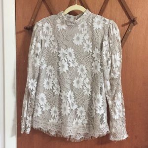 Gimmick lacy flower top